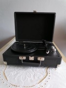 Gramofon z lat 70. w stylu vintage. Nowy. Idealny dla miłośników muzyki.