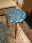 stolik z żywicy epoksydowej w kolorze błękitnym. 