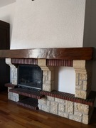 duży kominek rustykalny