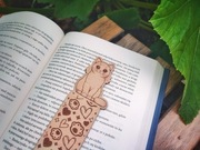 Drewniana zakładka do książki z grawerem KOT biały uroczy kotek