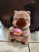 MASKOTKA ZABAWKA PLUSZAK ZWIERZAK KAPIBARA W SŁUCHAWKACH NAUSZNIKACH 25 CM