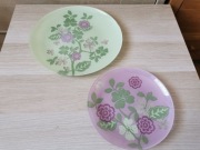 Talerze szklane Ikea w kwiaty 