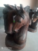 Stół z rzeźb koni