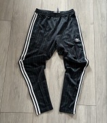 Spodnie adidas w kratkę, dresowe M, haftowane logo