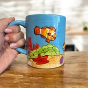 Kubek kubeczek z zawieszką rybką ceramiczny pamiątka z wakacji