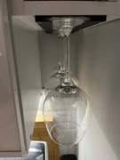 Wieszak prowadnica na kieliszki do wina