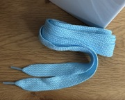 Niebieskie, szerokie sznurówki