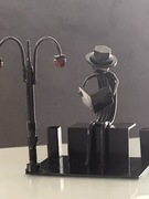 Rzeźba ze stali RĘKODZIEŁO „Na ławce w parku w starej Anglii”