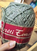 Włóczka Sarreti Fonaluzem oliwkowa zieleń z błyszczącym włoskiem 12,7 dkg