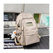 Plecak sportowy szkolny uniwersalny z brelokiem odcień beżu.