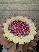 Bukiet z róż mydlanych i czekoladek na każdą okazję 