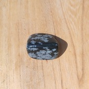 Mały obsydian śnieżny bębnowany amulet 15  g