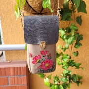 Brązowa skórzana torebka na telefon Kosmosy 