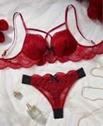Zmysłowa bielizna komplet sexi stringi S