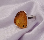 Srebrny pierścionek z bursztynem