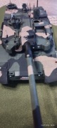 Złożony model czołgu K 2 w polskich barwach.