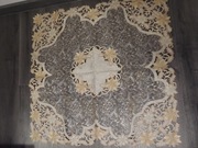 złota kremowa serweta na stół ażurowa bogato zdobiona 85x85