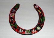 Malowana w kwiatki prawdziwa podkowa na szczęście