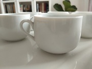 9 białych, niedużych filiżanek, bez zdobień, cena za 1 szt. 