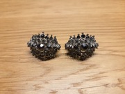 Srebrzyste klipsy z czarnymi i przezroczystymi kryształkami