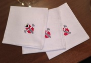 Białe serwetki 3 sztuki haft czerwono czarny żółty