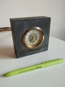 Ciekawy nakręcany zegar kamienny