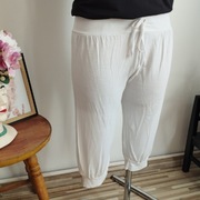 Białe spodenki rybaczki damskie  elastyczne, rozmiar uniwersalny M/L