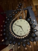 Ozdobny zegar ścienny z kryształkami