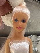 Lalka barbie w pięknej białej sukni