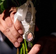 Medalion zawieszka do bukietu ślubnego ze zdjęciem tekstem marynarki ślub