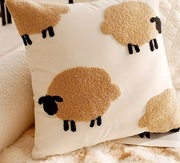 Poszewka dekoracyjna haftowana motyw owieczki