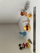 bajkowe zabawki figurki myszka miki kurczaki itp