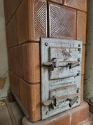 Zabytkowy piec kaflowy "Angielka" z kamienicy. Brązowe kafle.