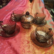 Szkło PRL -4 filiżanki, cykiernica 6 talerzyków