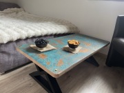 Ciężki Stolik kawowy z litego buka zdobiony postarzaną blachą miedzianą 