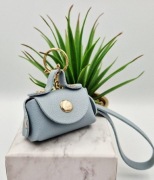 Brelok w kształcie mini torebki jasnoniebieski 