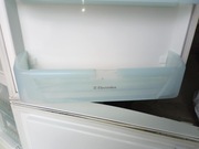 Półka dolna pojemnik dolny drzwi lodówki Electrolux ERB2941