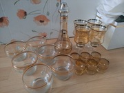 Zestaw kieliszki, szklaneczki, karafka przywiezione z ZSRR, złote zdobienia