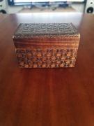 Drewniana z rzeźbieniami szkatułka