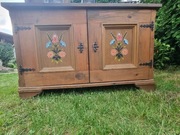 Góralska / tyrolska szafka drewniana – ręcznie malowana, lite drewno