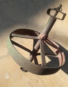 stare metalowe stalowe koło od drewnianej taczki loft industrial PRL