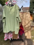 Zestaw sweter i złote spodnie 3/4