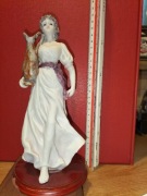 Figurka DZIEWCZYNA Z DZBANEM