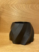 Geometryczna doniczka o skręconym profilu