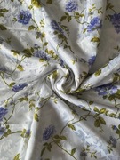 Obrus vintage PRL biały wytłaczany w kwiaty fioletowe