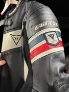 Dainese 1972 GP & Road Limitowana kolekcja - jednoczęściowy design retro.