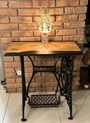 Piękna konsola stolik z żywicą na starej maszynie