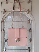 różowa torebka damska z łańcuszkiem na ramię 