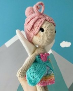 Wróżka, laleczka wykonana na szydełku.