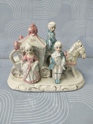 Porcelanowa figurka karoca z dworzanami 